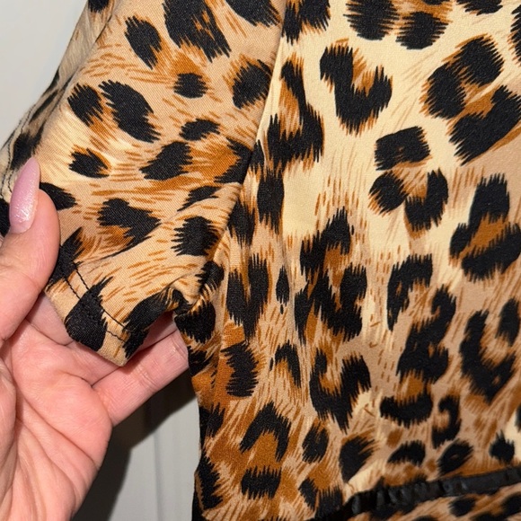 NWT- French Pastry Leopard Print Tie-Front Top size Large - Picture 5 of 13